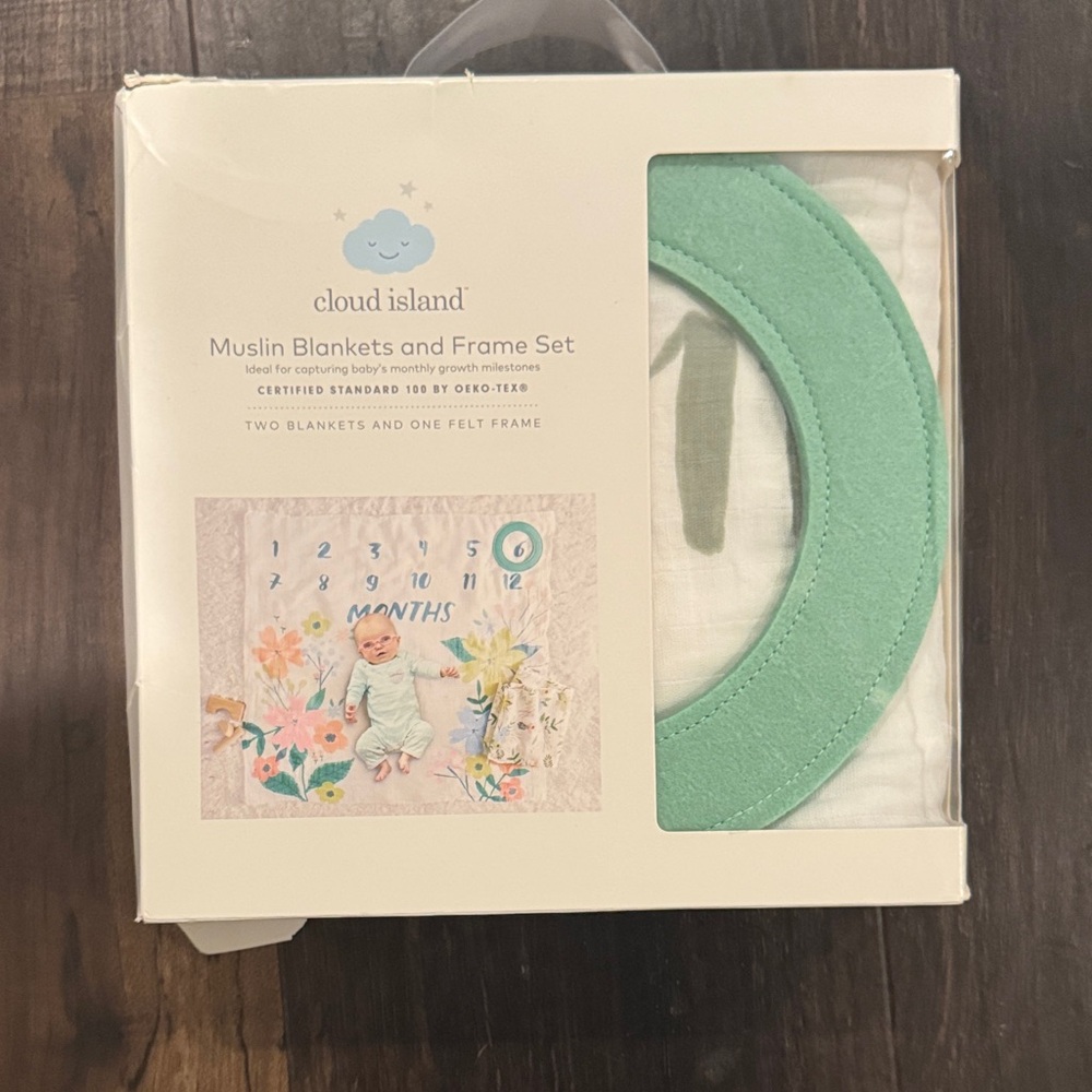 Cloud Island Muslin Blankets and Frame Set in White and Mint